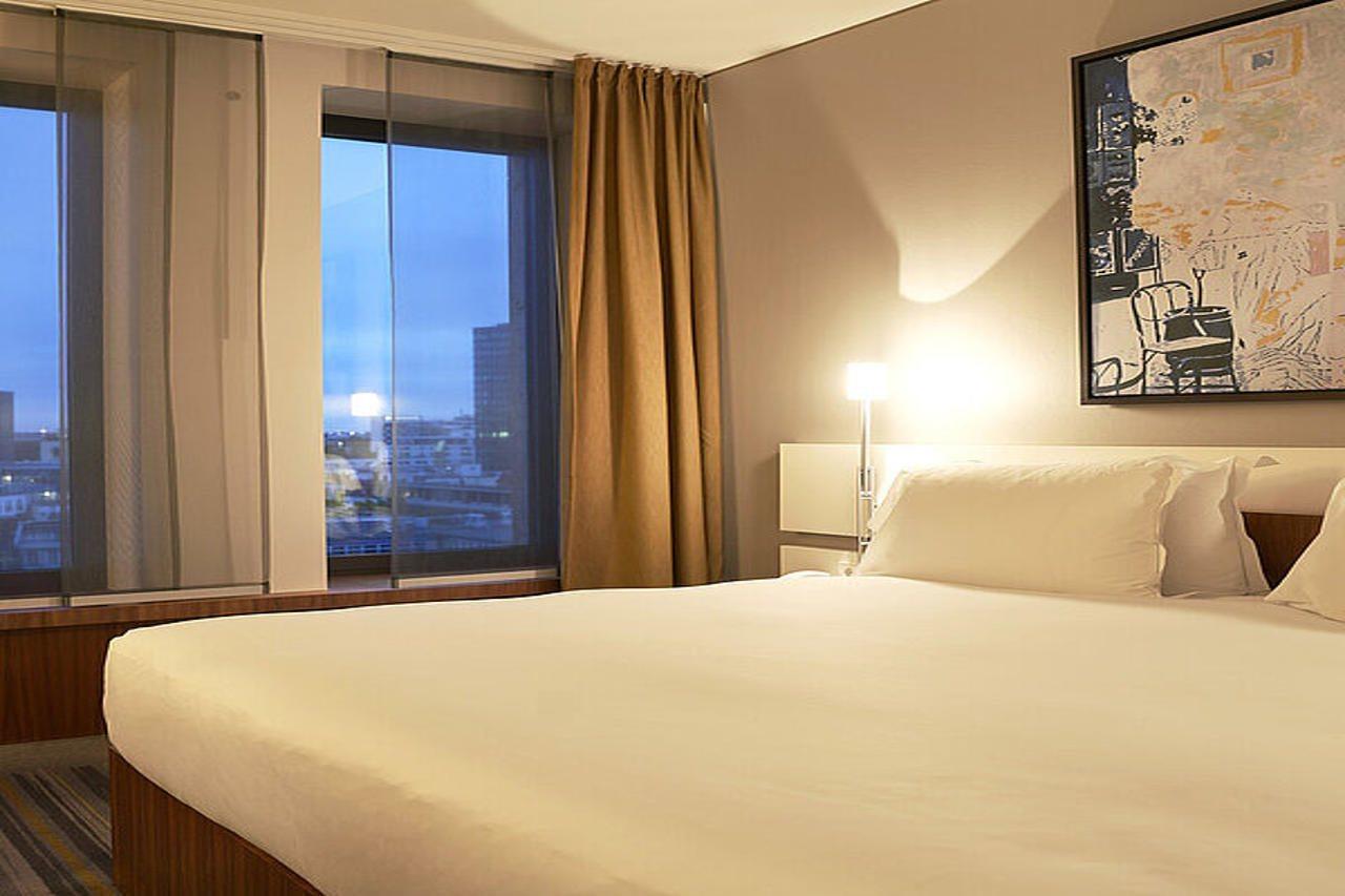 ソフィテル ベルリン クルフールステンダム ホテル エクステリア 写真 A bedroom at the hotel